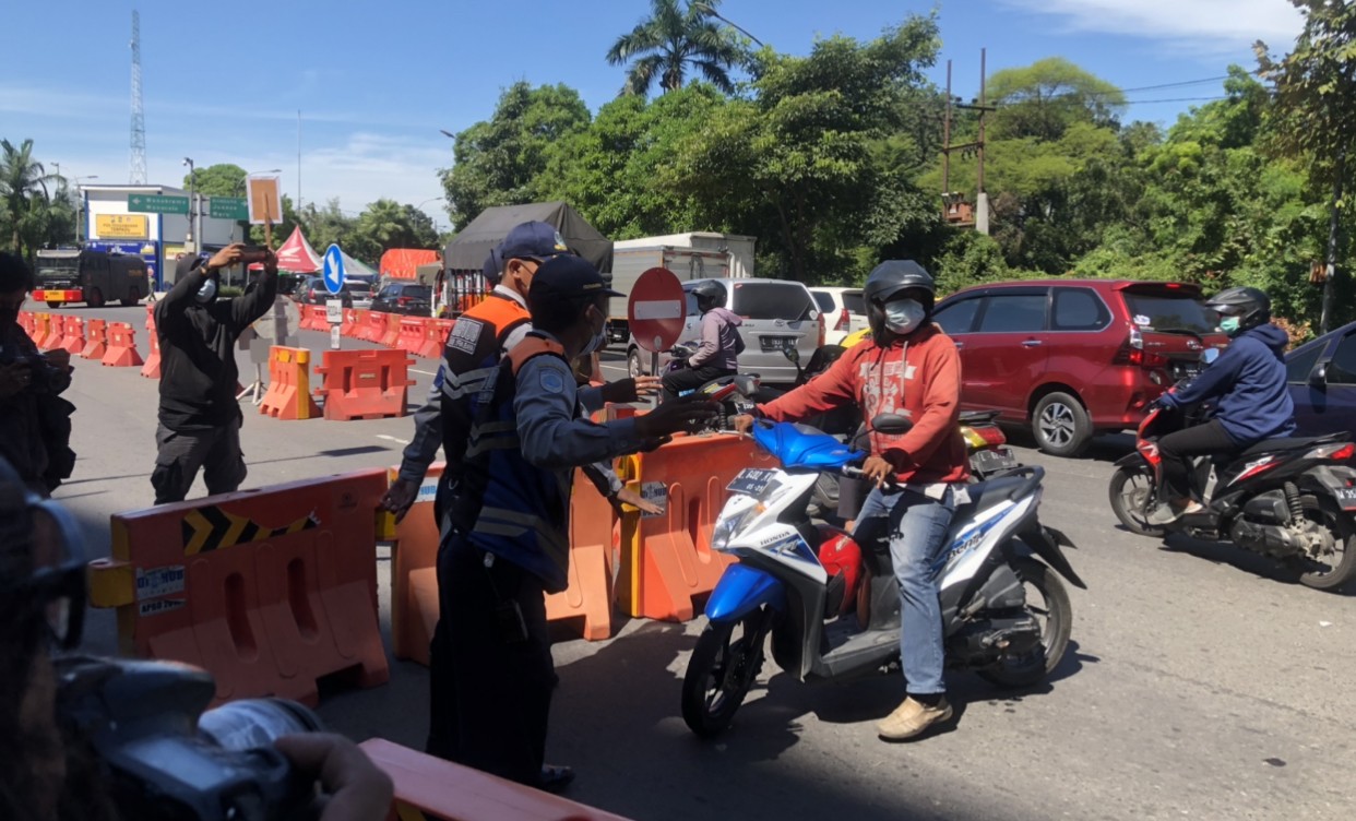 Pengendara yang mencoba menerobo barrier road di Bundara Waru (Foto: Andhi Dwi/Ngopibareng.id)