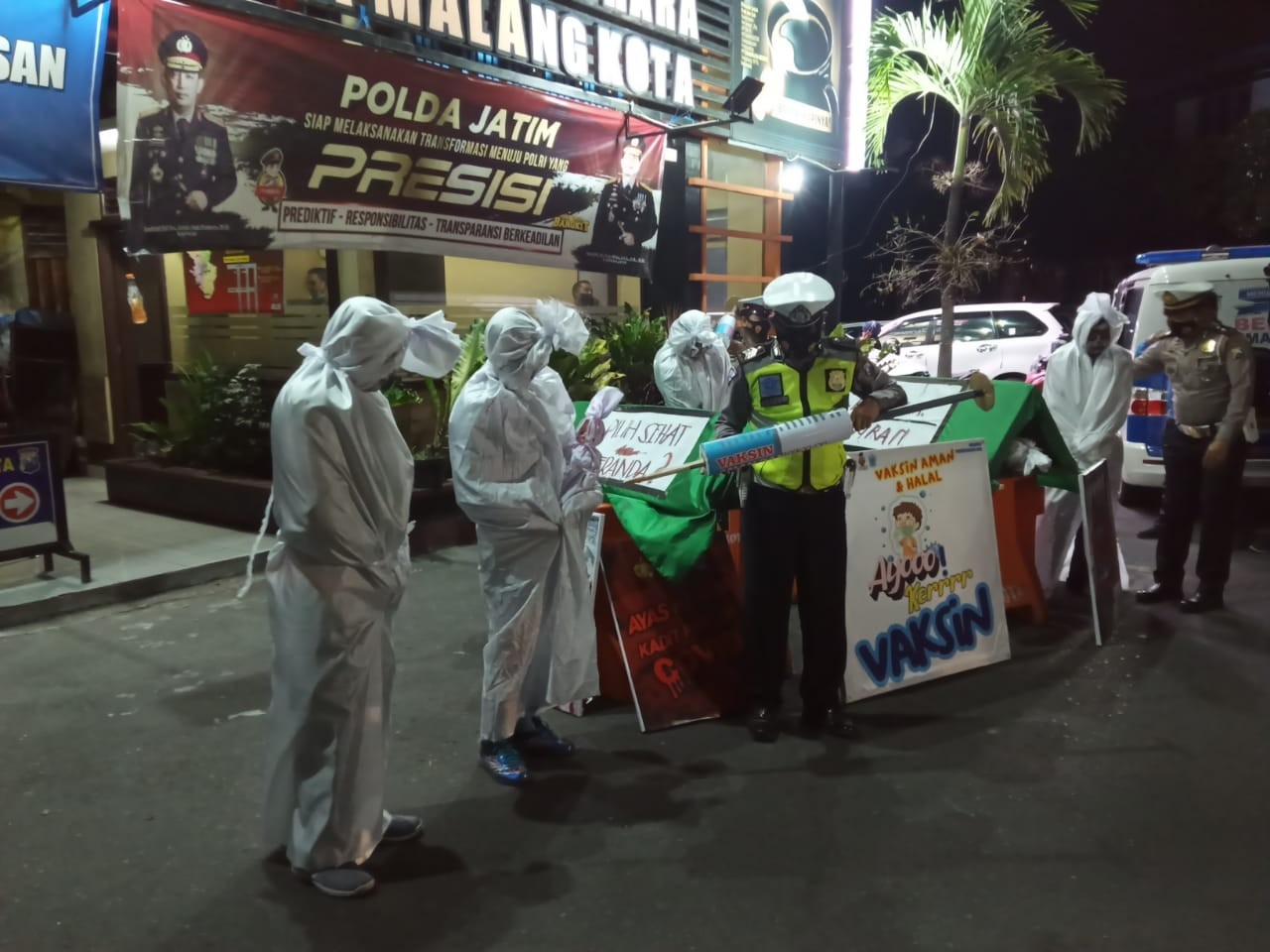 Edukasi protokol kesehatan Covid-19 melalui aksi teatrikal pocong pada masa PPKM darurat di Kota Malang (Foto: Lalu Theo/ngopibareng.id)