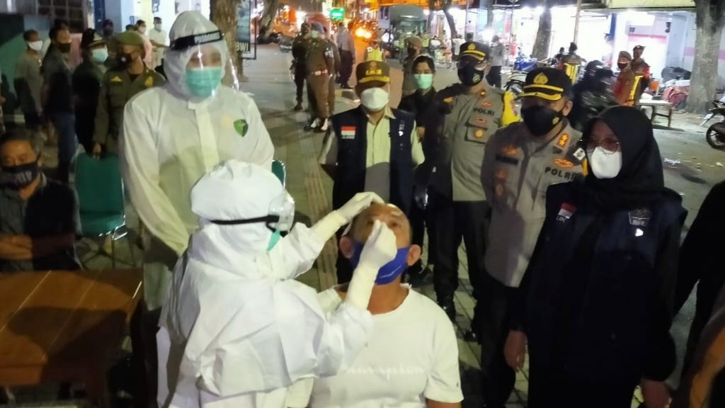 Warga yang berada di sekitar pasar induk Banyuwangi langsung ditest swab antigen saat kedapatan tidak menggunakan masker (foto: istimewa)