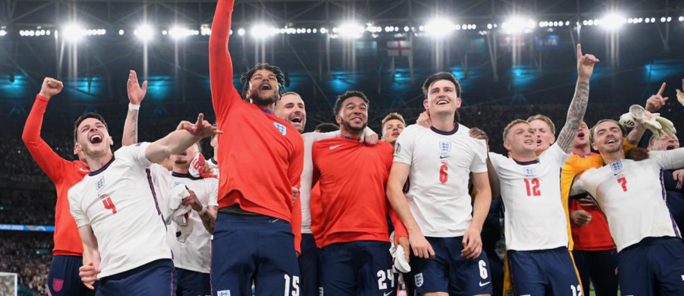 Timnas Inggris selebrasi saat lolos ke final Euro 2020 usai menaklukkan tim dinamit Denmark. (Foto: Twitter)