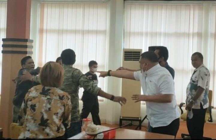 Dua anggota DPRD Bone, Sulawesi Selatan nyaris terlibat adu jotos dalam rapat bersama mahasiswa. (Foto: Fajar)