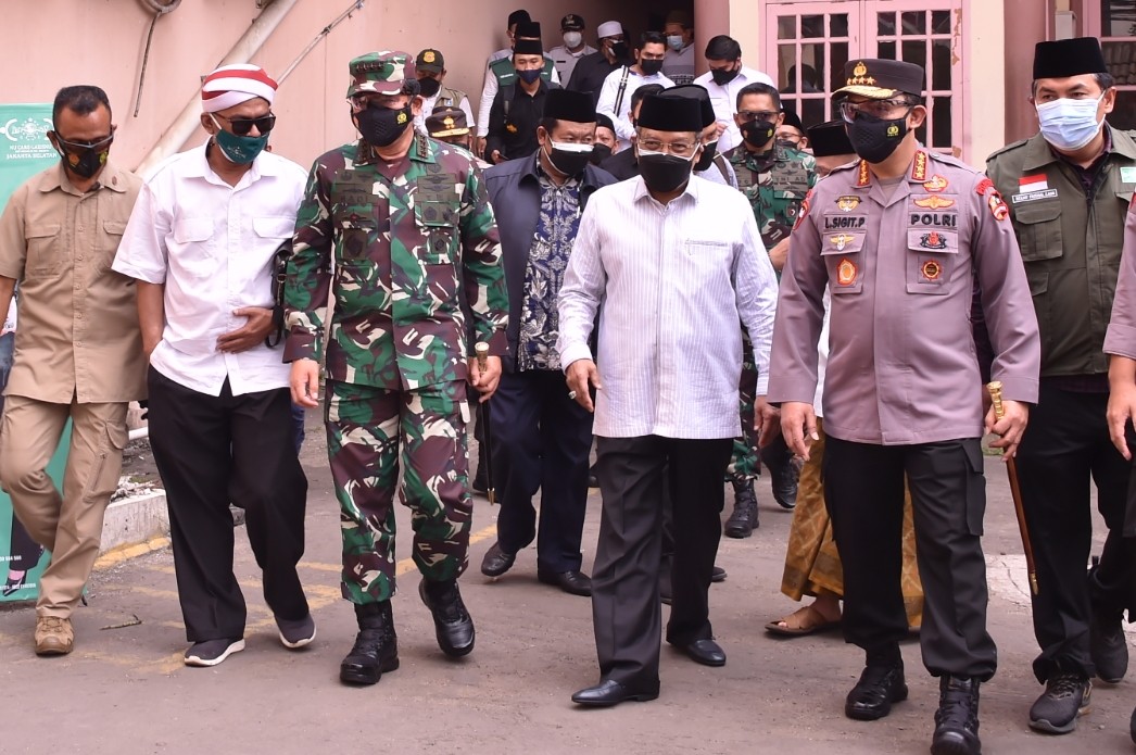 Panglima TNI Marsekal Hadi Tjahjanto bersama Kapolri Jenderal Listyo Sigit Prabowo, Ketua Umum PBNU KH Said Aqil Siroj pada pelaksanaan vaksinasi massal bekerja sama dengan Pengurus Besar Nahdlatul Ulama (PBNU), di Yayasan Al Mahbubiyah, Jakarta Selatan. (Foto: Puspen TNI)