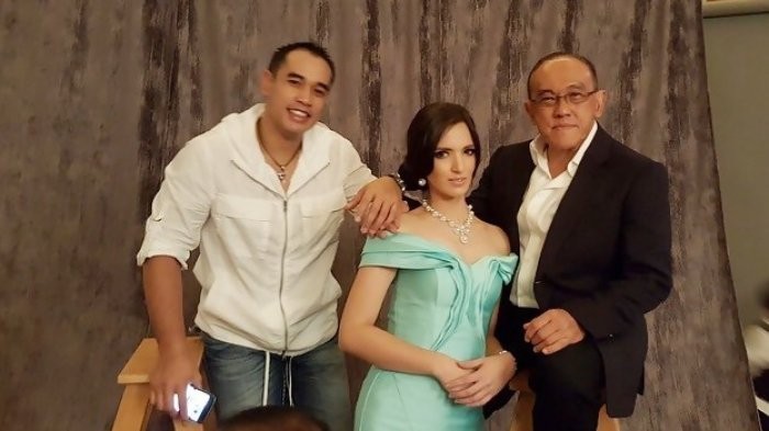 Pasangan Nia Ramadhani dan Ardi Bakrie bersama Abu Rizal Bakrie. (Foto: Instagram)