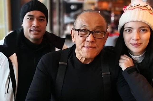 Nia Ramadhani pose bareng ayah mertua, Abu Rizal Bakrie, dan suaminya, Ardi Bakrie. (Foto: Instagram)