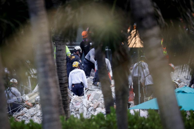 Pencarian korban ambrunya gedung kondominium di Florida  Amerika Serikat. (Foto: afp)