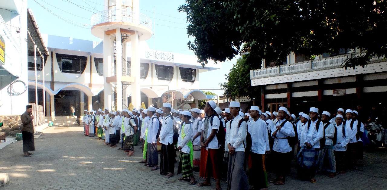 KH Muhammad Hasan Mutawakkil Alallah, Ketua Umum MUI Jawa Timur, dan Pengasuh Pondok Pesantren Zainul Hasan Genggong Probolinggo. Foto ini diambil sebelum masa pandemi Covid-19. (Foto: Istimewa)