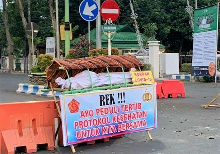 Blokade jalan di Simpang Empat Brak, Kota Probolinggo dilengkapi “pocong”. (Foto: Ikhsan Mahmudi/Ngopibareng.id)