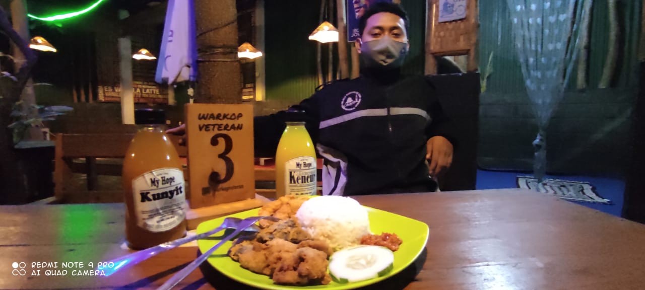 Meski masih baru, varian geprek ini menjadi andalan Warkop Veteran, Kediri. (Foto: Fendhy Plesmana/Ngopibareng.id)