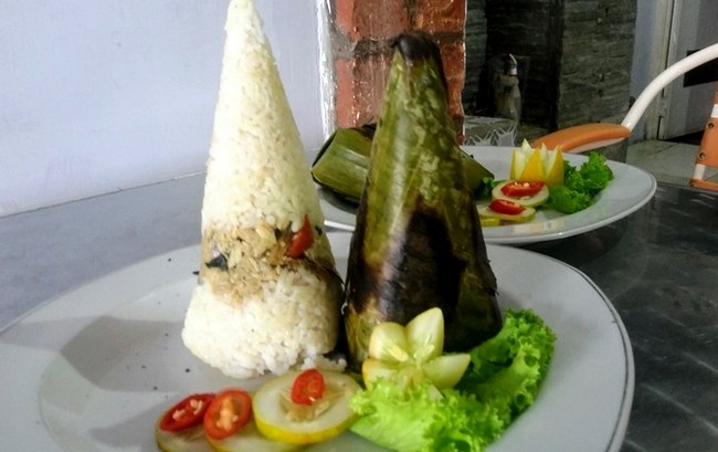 Nasi Bakar Mamong berbentuk kerucut, makanan khas Bondowoso dengan rasa gurih pedas membuat siapa saja tidak bisa melawatkan dan menjadi ketagihan. (Foto: Istimewa).