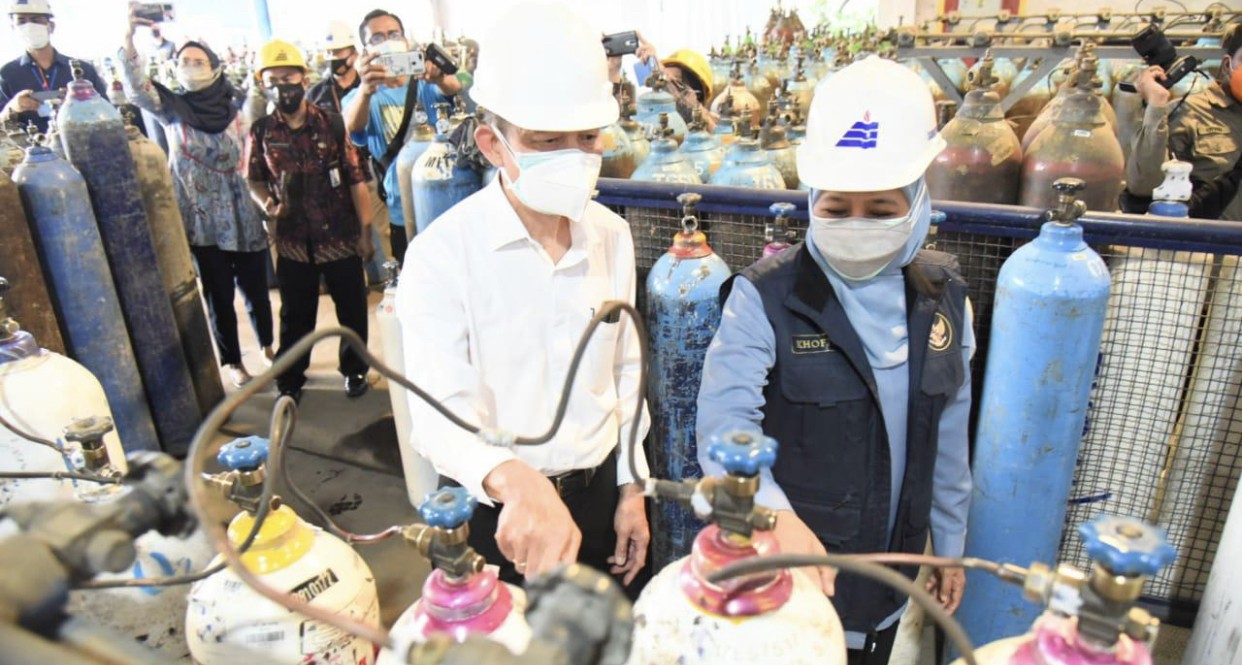 Gubernur Jatim, Khofifah Indar Parawansa saat melakukan peninjauan di produsen oksigen, Samator, di Jalan Raya Bambe Kabupaten Gresik (Foto: Dok. Humas Pemprov Jatim)