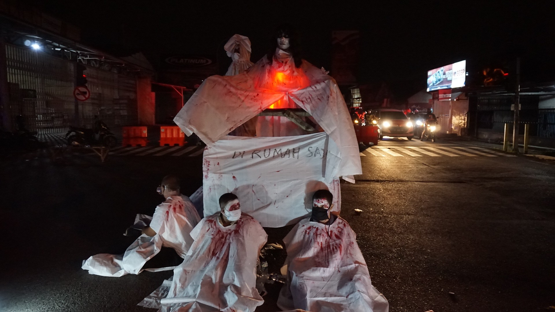 Sekelompok orang berdandan hantu jadi-jadian cegat pengendara yang nekat melintas di masa PPKM darurat. (Foto: Deni Lukmantara/Ngopibareng.id)