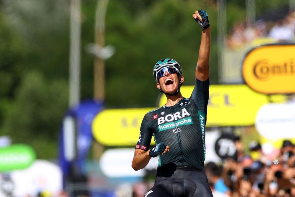 Nils Politt (Bora-Hansgrohe) berhasil menjuarai Tour de France etape 12 setelah berjuang bersama kelompok breakaway. (Foto: Istimewa)