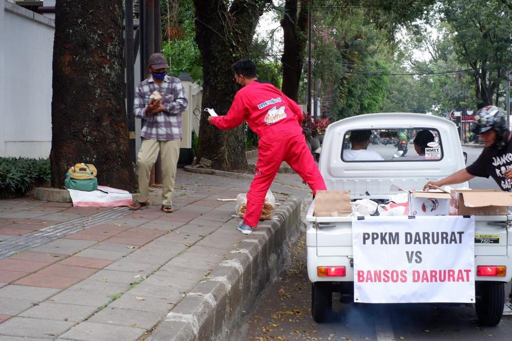 Pembagian makanan siap saji di Jalan Idjen, Kota Malang, Jawa Timur. (Foto: Istimewa)