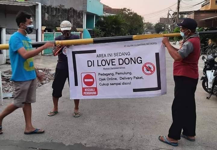 Ini kawasan di-'lockdown" atau "Di Love Dong"? Kelucuan masa PPKM Darurat. (Foto: Istimewa)