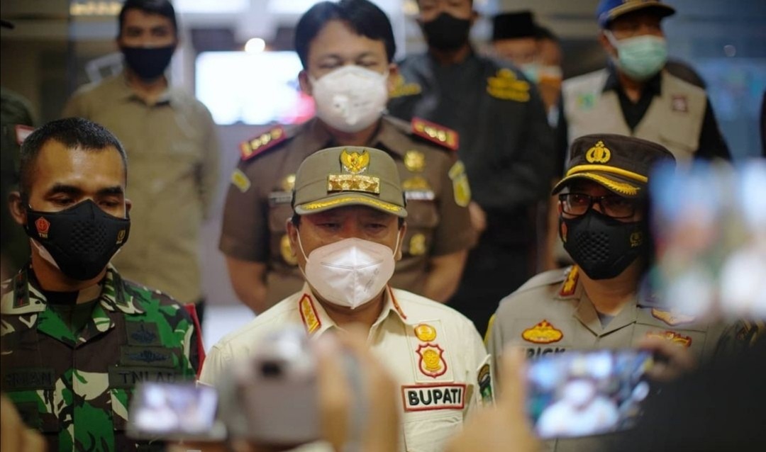 Bupati Pasuruan Irsyad Yusuf setelah melaksanakan patroli memantau PPKM Darurat di wilayah Kabupaten Pasuruan, Jumat 9 Juli 2021 malam. (Foto: Istimewa)