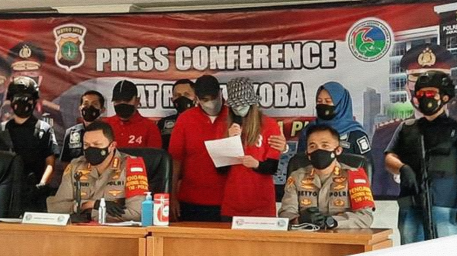 Pasangan Nia Ramadhani dan Ardi Bakrie dihadirkan dalam jumpa pers kasus narkoba jenis sabu-sabu di Polres Metro Jakarta Pusat, Sabtu 10 Juli 2021. (Foto: Istimewa)