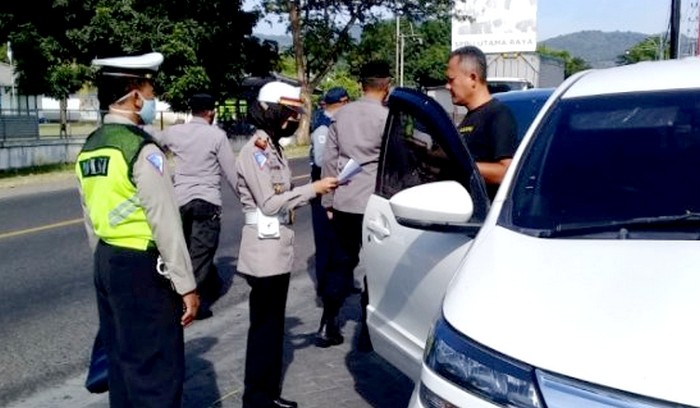 Petugas gabungan memeriksa setiap kendaraan umum di titik jalur masuk Situbondo selama penerapan PPKM Darurat Covid-19. (foto: humas polres for Ngopibareng.id)