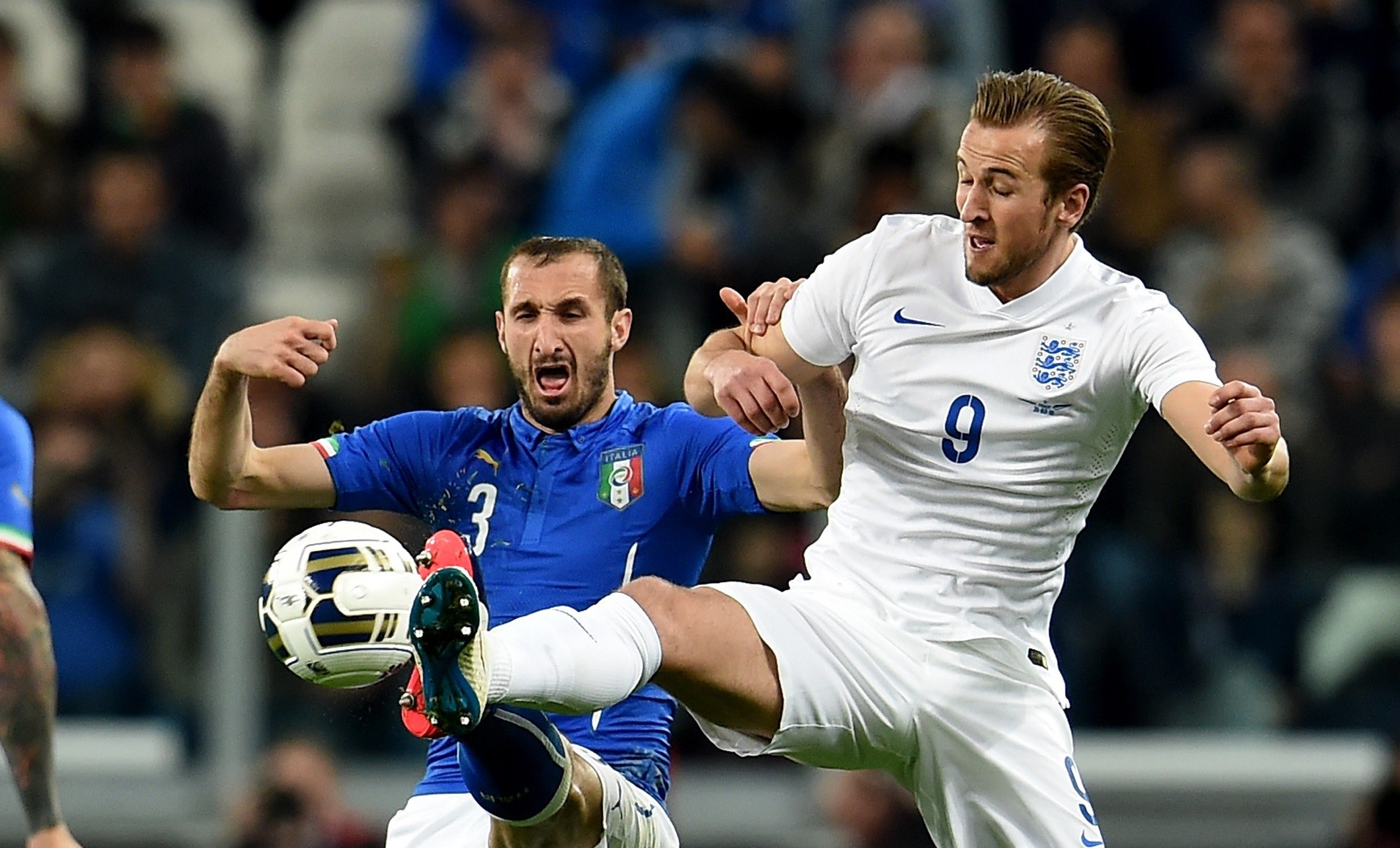 Bek Italia Giorgio Chiellini berduel dengan striker Inggris Harry Kane di laga persahabatan pada 2015 lalu. (Foto: Twitter/@EURO2020)