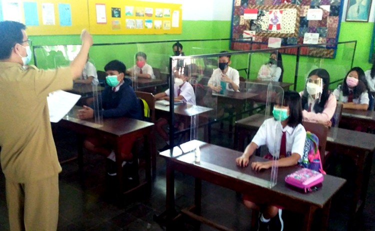 Dinas Pendidikan dan Kebudayaan Bondowoso melakukan evaluasi kebijakan dengan tidak mengizinkan sekolah melaksanakan PTM tahun ajaran baru 2021-2022 selama PPKM Darurat Covid-19. (foto: guido/Ngopibareng.id)