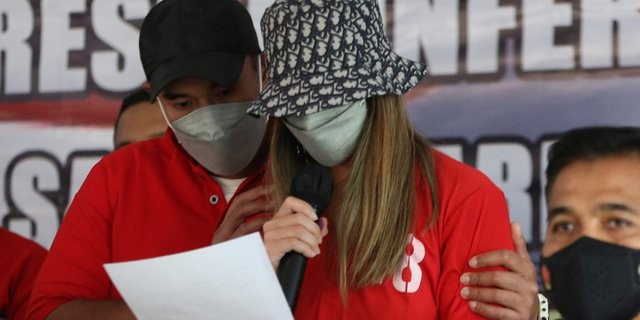 Pasangan suami istri Nia Ramadhani dan Ardi Bakrie saat jumpa pers di Polres Metro Jakarta Pusat, Sabtu 10 Juli 2021. (Foto: Istimewa)