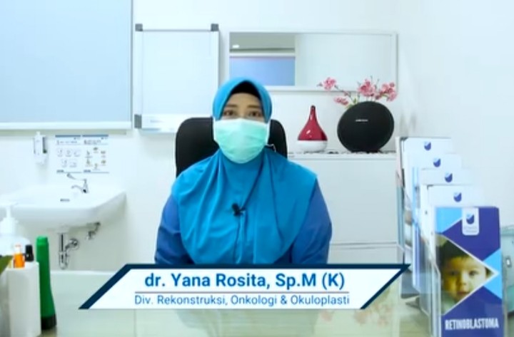 Dokter RS Mata Undaan Surabaya, dr. Yana Rosita saat memberikan penjelasan Retinoblastoma. (Foto: dok. RS Mata Undaan)