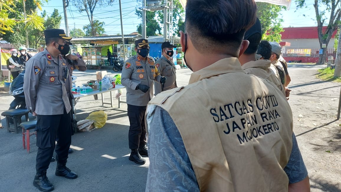 Satgas Covid-19 Japan Raya diberikan arahan oleh Kapolres Mojokerto, Jawa Timur. (Foto: Deni Lukmantara/Ngopibareng.id)