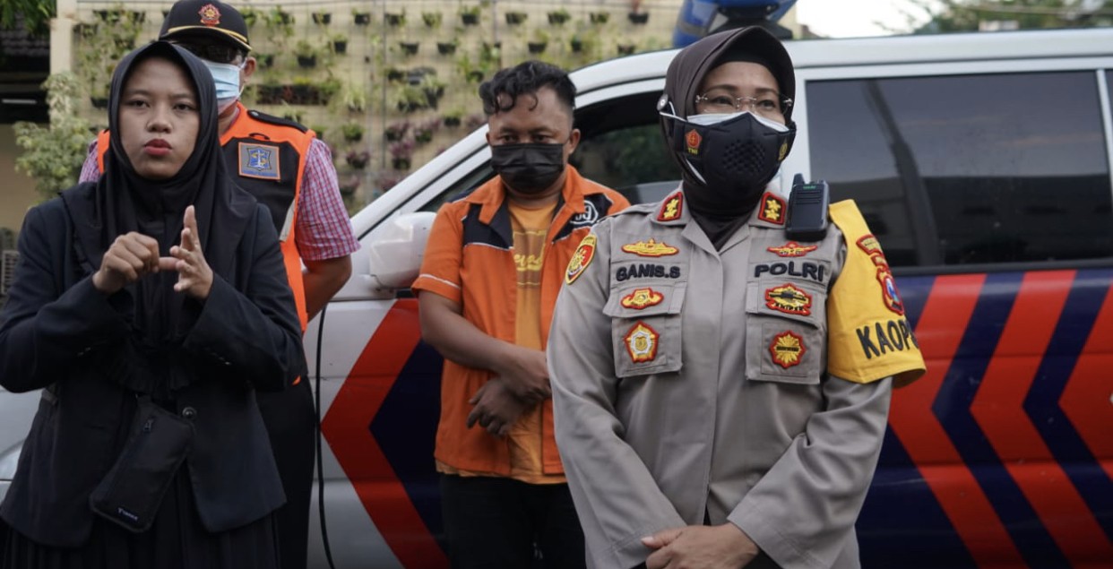 Kapolres Pelabuhan Tanjung Perak, AKBP Ganis Setyaningrum, bersama pemilik warung yang mengawali kericuhan. (Foto: Andhi Dwi/Ngopibareng.id)