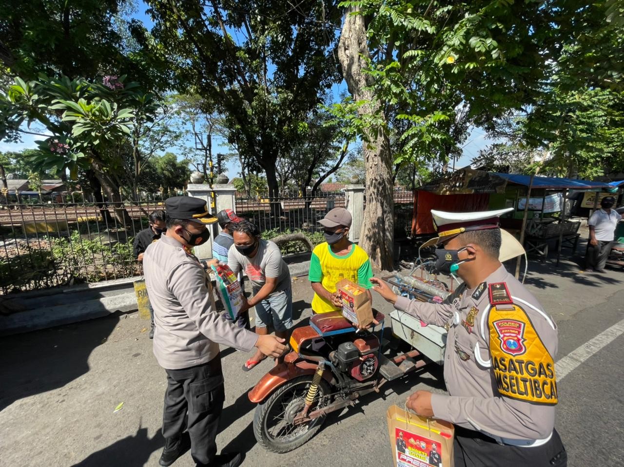 Ratusan paket sembako dibagikan langsung Kapolres Jombang AKBP Agung Setyo Nugroho. (Foto: Istimewa)