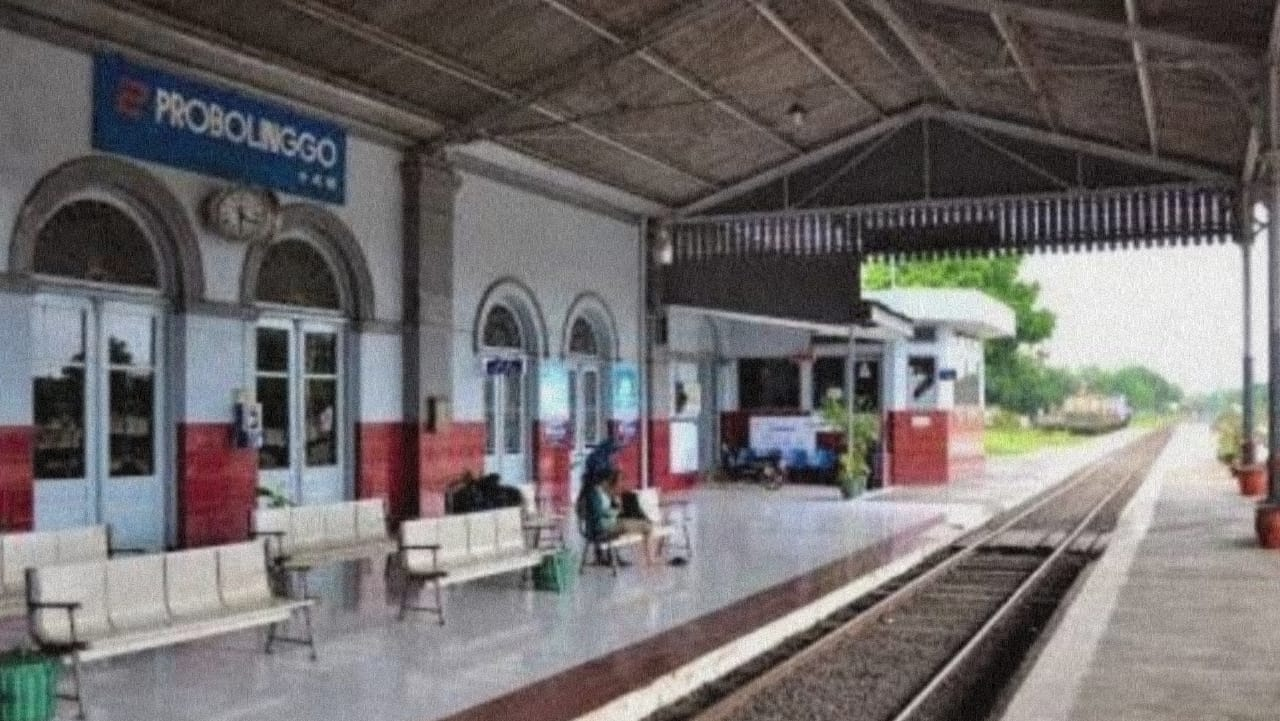 Calon penumpang di Stasiun Probolinggo semasa PPKM Darurat semakin diperketat. (Foto: Ikhsna Mahmudi/Ngopibareng.id)