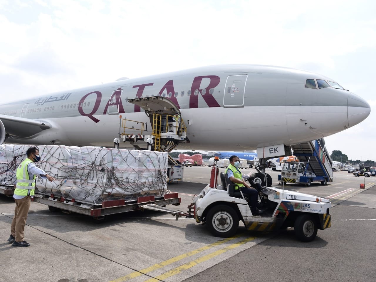 Vaksin Moderna dari perusahaan di AS tiba di Bandara Soetta menggunakan Maskapai Penerbangan (Qatar foto:Setpres)i