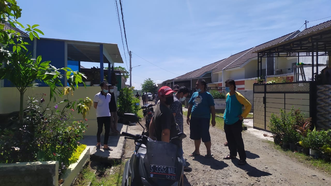 Perwakilan warga datangi kantor pemasaran Perumahan GPA atau Griya Puri Ari, Mojokerto, Jawa Timur. (Foto: Deni Lukmantara/Ngopibareng.id)