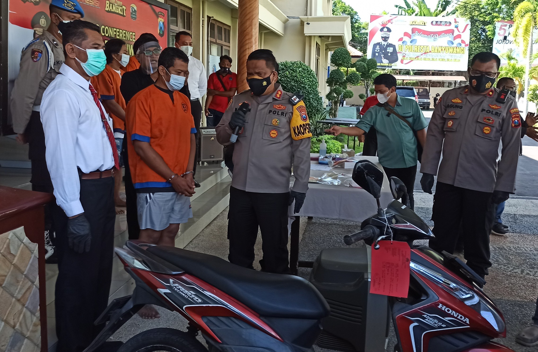 Kapolresta Banyuwangi AKBP Nasrun Pasaribu mengintergoasi salah satu tersangka kasus pencurian dengan pemberatan (foto:Muh Hujaini/Ngopibareng.id)