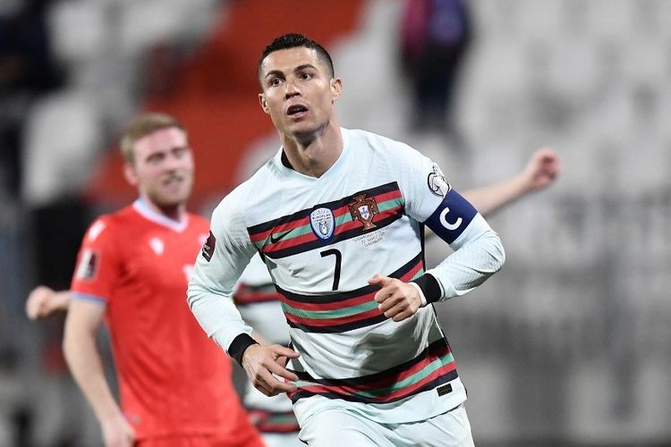 Cristiano Ronaldo raih sepatu emas Euro 2020. (Foto: AP Photo)