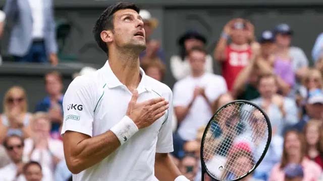 Petenis asal Serbia Novak Djokovic usai mengalahkan lawannya di final tunggal putra Wimbledon Minggu kemarin.  (Foto: Peter van den Berg/USA TODAY Sports)