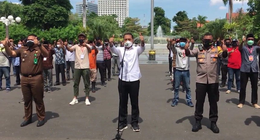 Walikota Surabaya, Eri Cahyadi usai memimpin apel Relawan Surabaya Memanggil di Balai Kota, Surabaya, Senin 12 Juli 2021.