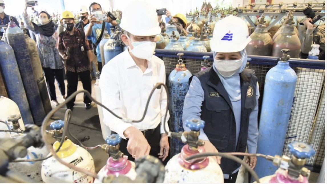 Gubernur Jatim, Khofifah Indar Parawansa saat melakukan peninjauan di produsen oksigen, Samator, di Jalan Raya Bambe Kabupaten Gresik (Foto: Dok. Humas Pemprov Jatim)