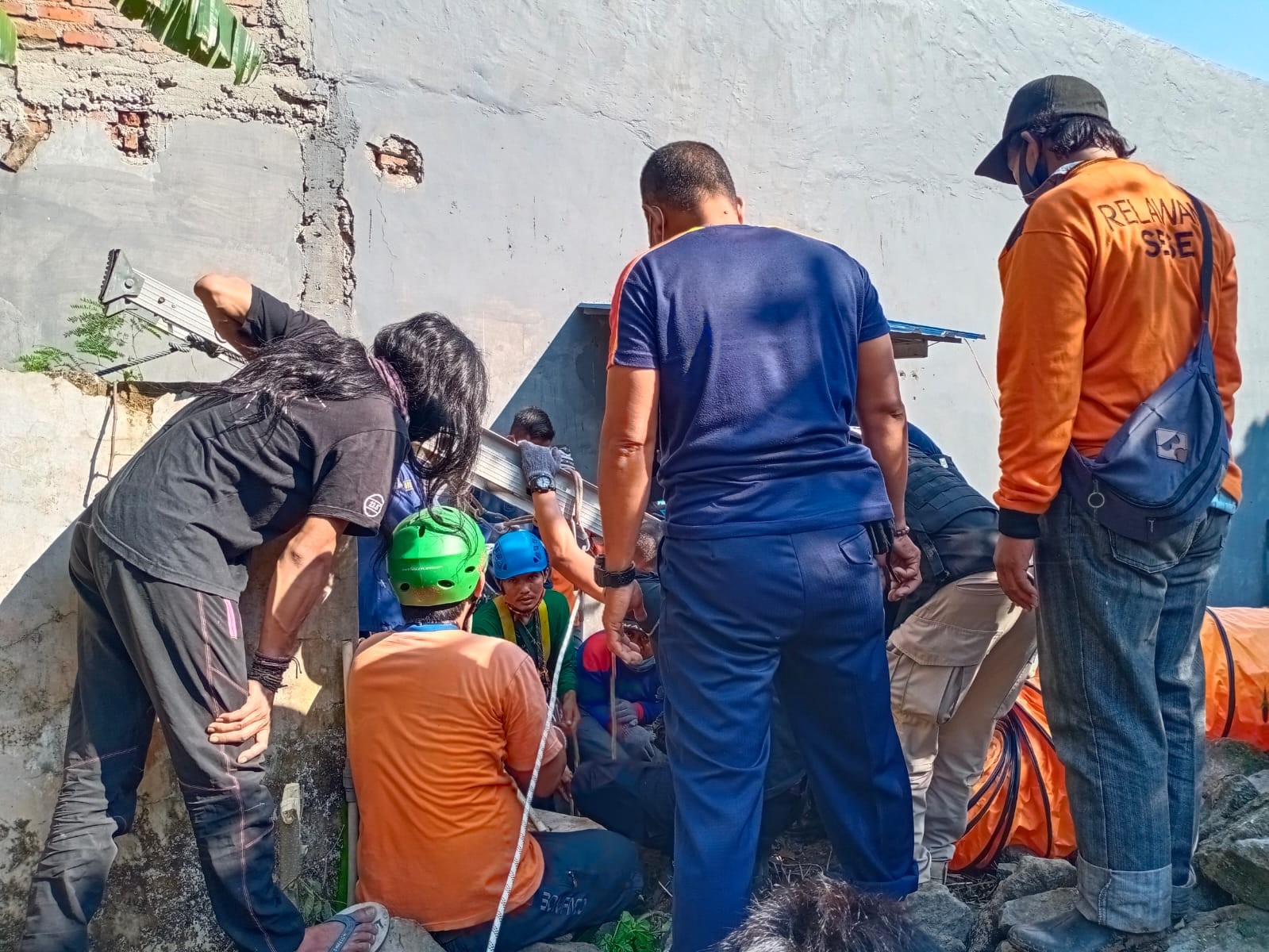 Proses evakuasi korban dalam sumur.(Foto: Deni Lukmantara/Ngopibareng.id)