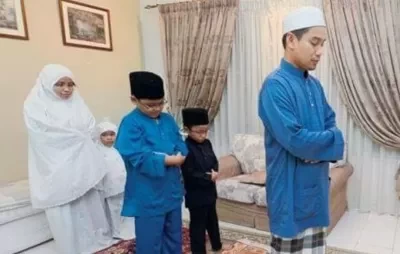 Salat berjamaah dalam rumah.