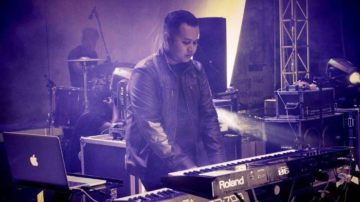 Rixx Dadali. Sang keyboardis meninggal dunia karena positif Covid-19 dan tengah berjuang mendapatkan perawatan di rumah sakit, Selasa 13 Juli 2021. (Foto: Instagram)