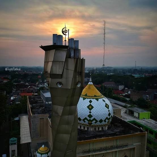 Masjid yang tampak indah menyambut pagi.