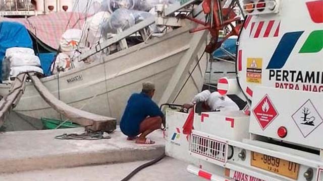 Kapal rakyat mengisi solar di Pelabuhan Gresik. Ilustrasi tulisan Pajak Laut ‘Cium Pantat’. (Foto: Istimewa)