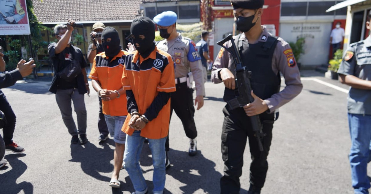 Kedua pelaku kerusuhan di Kenjeran dihadairkan ke Mapolres Pelabuhan Tanjung Perak (Foto: Istimewa)