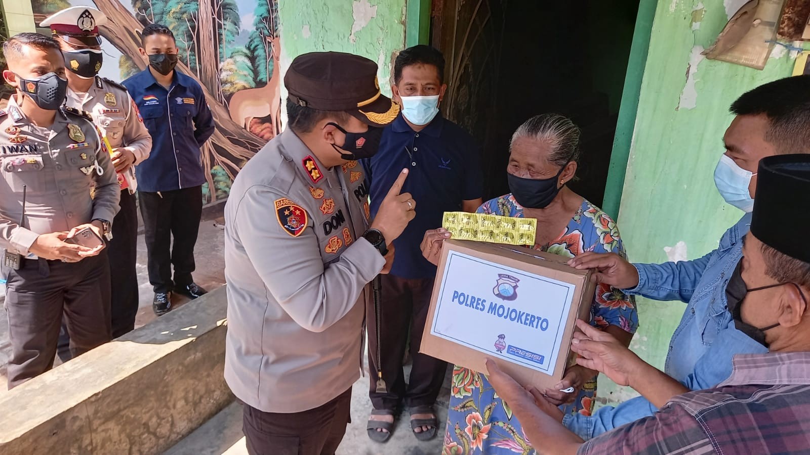 Polisi bagikan sembako dan vitamin.(Deni Lukmantara/Ngopibareng)