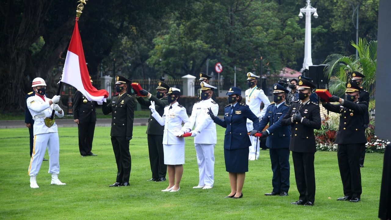 Upacara prasetya perwira TNI-Polri di halaman Istana Merdeka.(foto : Setpres)