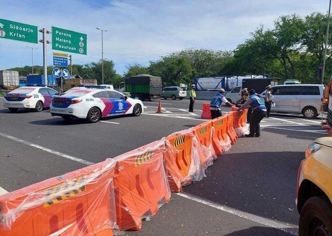 Punutupan jalan di akses masuk gerbang exit Tol Sidoarjo. (Foto: istimewa)