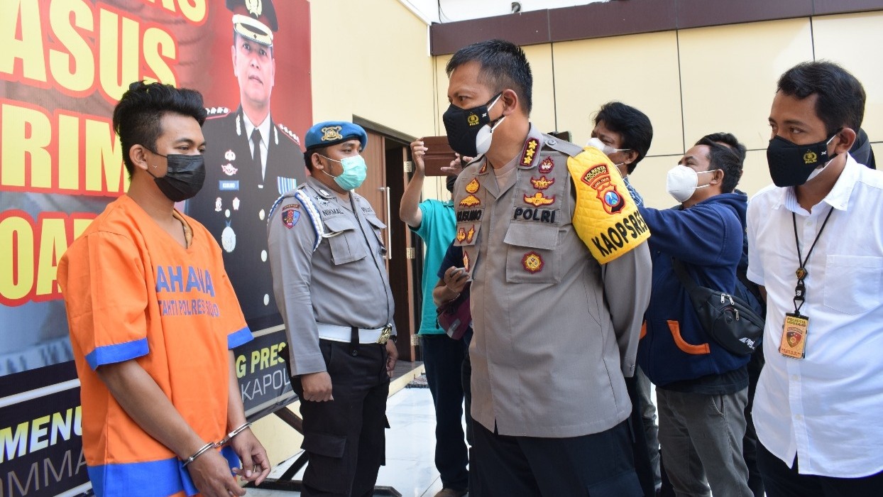 Kapolresta Sidoarjo, Kombes Pol Kusumo Wahyu Bintoro bersama tersangka kekerasan fisik pada anak di bawah umur. (Foto: istimewa)