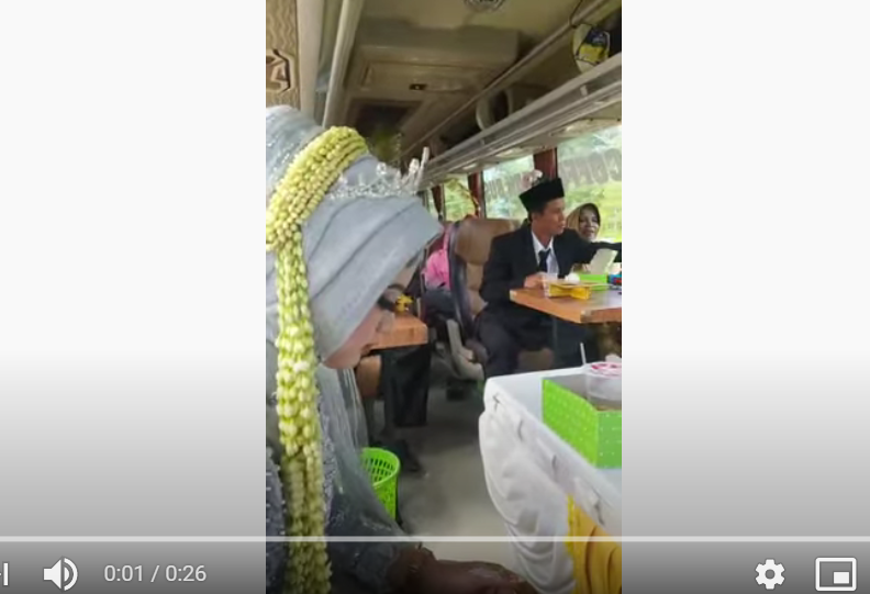 Video resepsi dalam bus yang viral di media sosial. (Foto: Tangkapan layar)