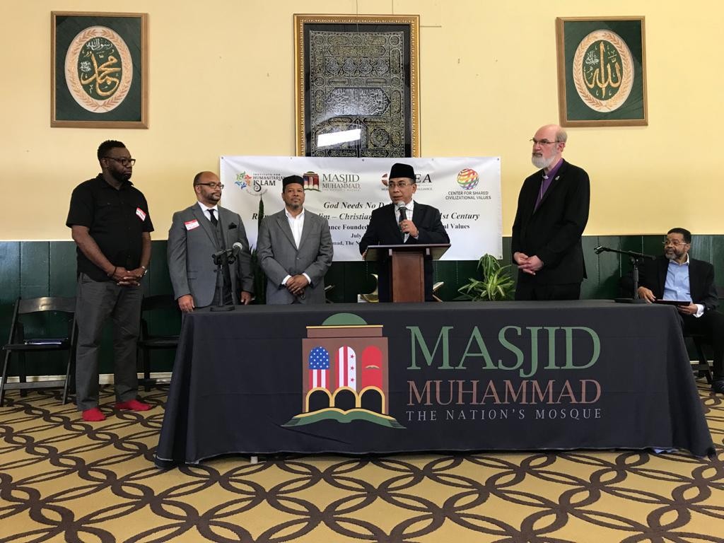 Katib Aam PBNU Yahya Cholil Staquf menyampaikan pidato bersama para pemimpin komunitas W. Deen Mohammed dan WEA, di Washington DC, AS Selasa, 13 Juli 2021 waktu setempat. (Foto: Istimewa)