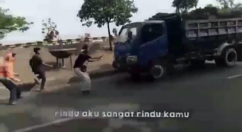 Konten maut di mana para remaja sengaja menghadang laju truk di jalan raya. (Foto: Istimewa)