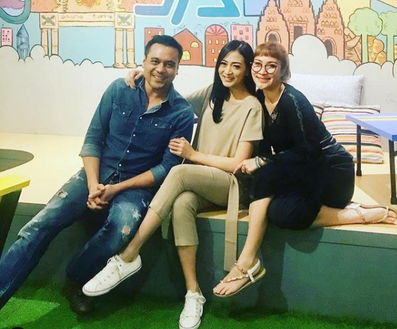 Foto kenangan Chiko Hakim, mantan suami Wanda Hamidah, bersama mendiang istrinya, Citra Soeroso bersama sahabat mereka, artis Sabria Kono, istri penyanyi Rio Febrian. (Foto: Instagram Sabria Kono)